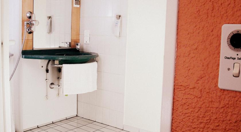 a bathroom with a sink and a toilet, Brit Hotel Mulhouse Centre in Mulhouse