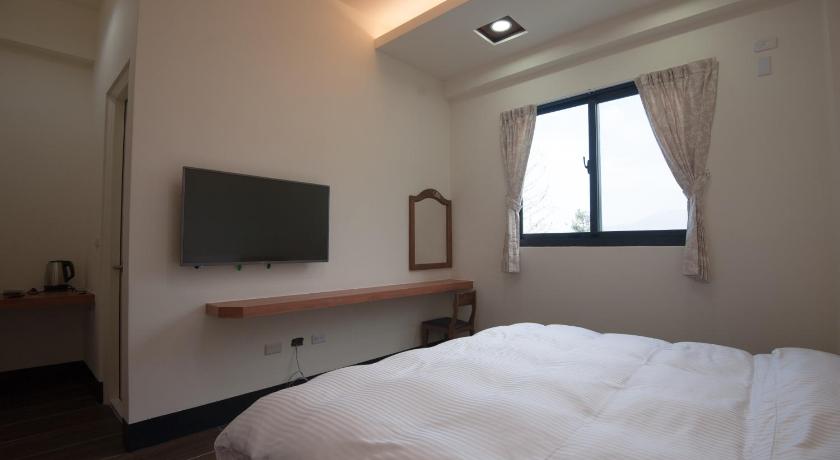 Image of Standard King Room 1