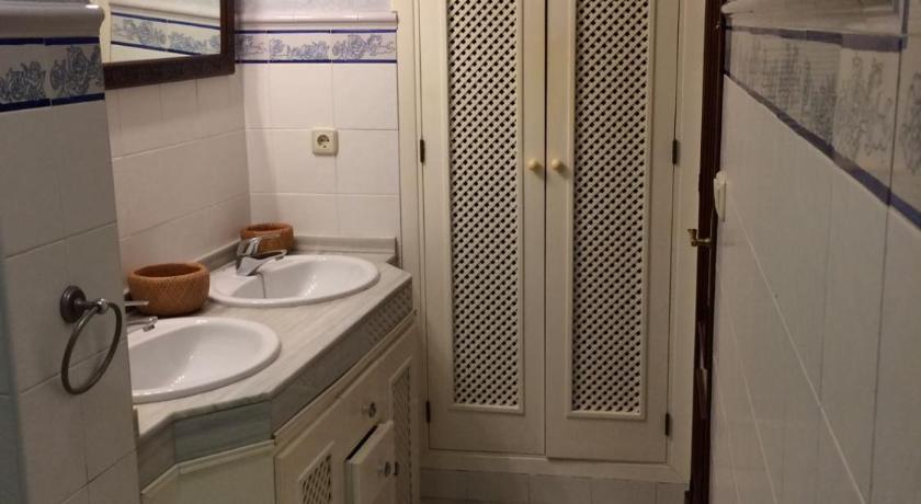 a bathroom with a sink, toilet and tub, El centro de Jerez a tu alcance in Jerez de la Frontera