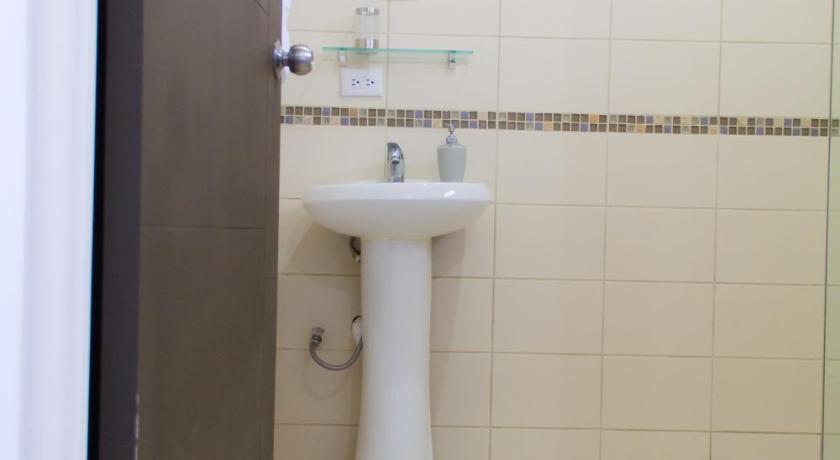 Image of Standard Queen Room 16