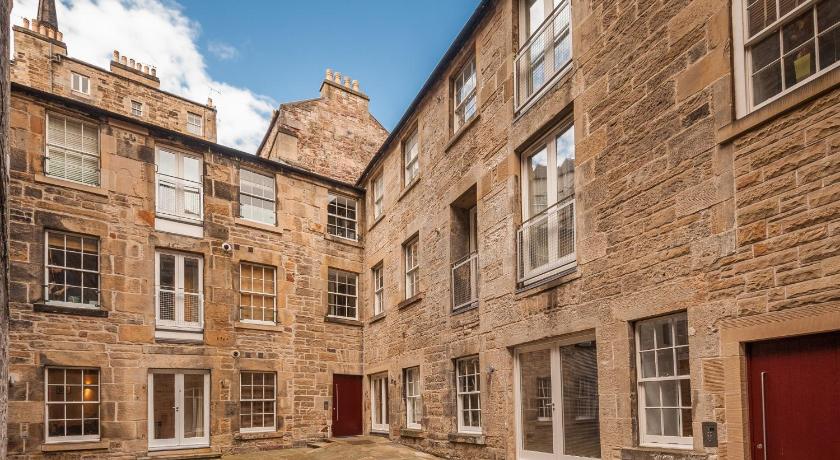 The Edmonstone's Close Residence photo