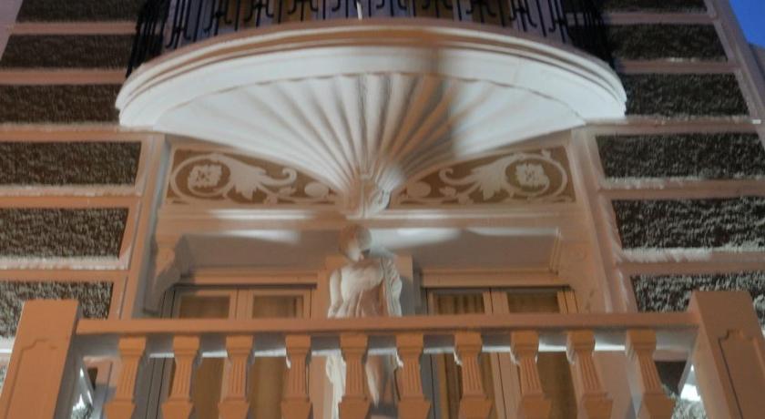 プラセンシア Apartamentos Suites Cariatide 3つ星 ゲストハウス プール