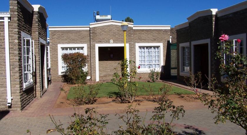 a large brick building with a large window, Gables Inn in Colesberg
