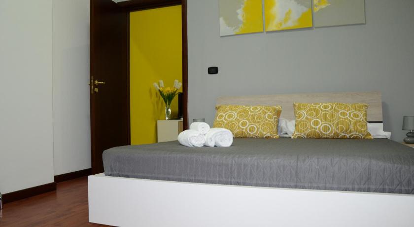 a bedroom with a bed and a painting on the wall, Livello Uno in Reggio Calabria