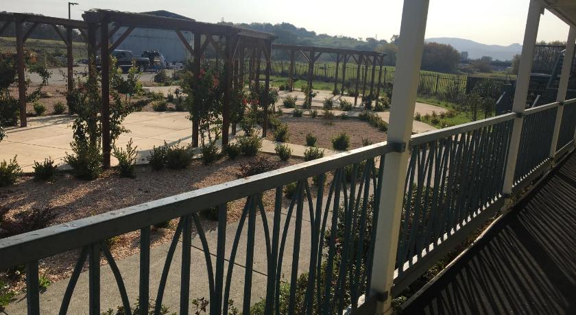 Travelodge by Wyndham Fairfield/Napa Valley photo