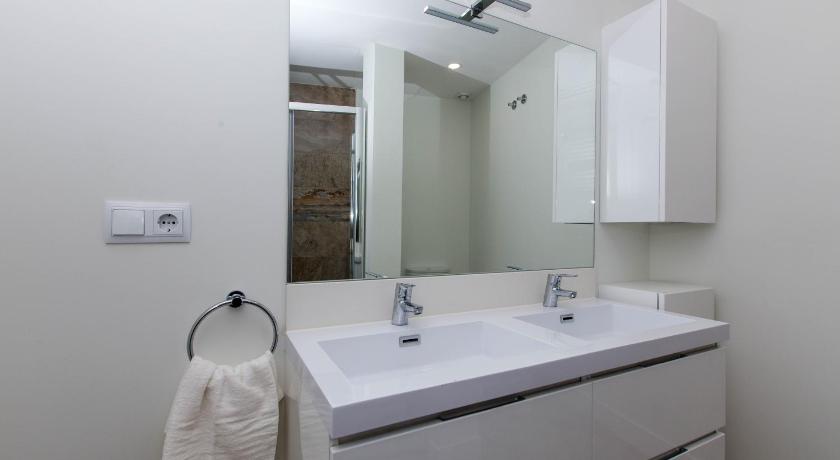 Book in Madrid - Cascorro Deluxe photo