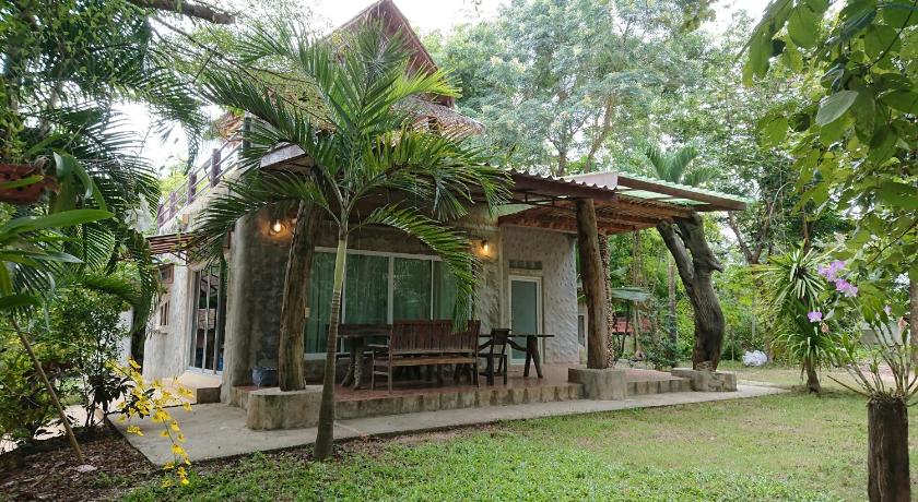 a patio area with a patio table and chairs, Baantantara in Ratchaburi