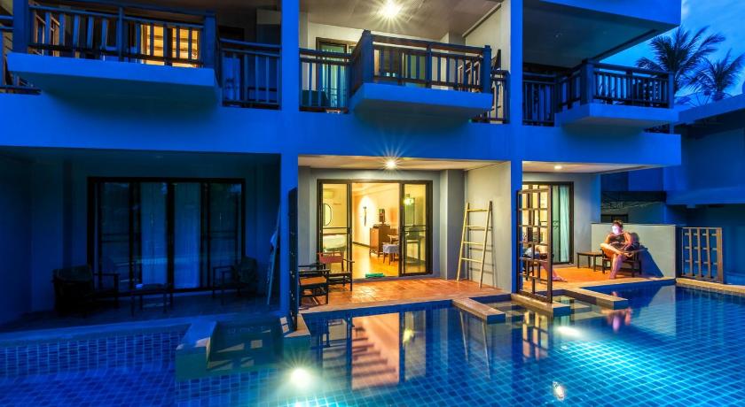 Image of Deluxe Pool Access 9