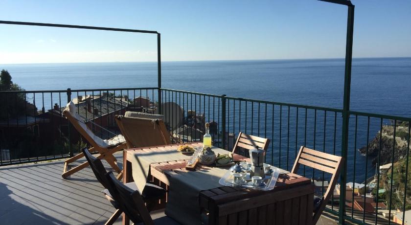 a table with chairs and a table cloth on top of it, La Terrazza di Peun in Riomaggiore