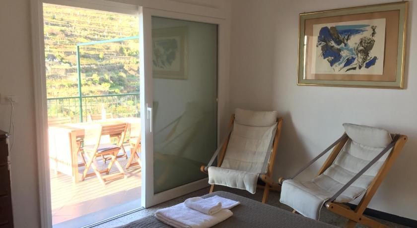 a living room filled with furniture and a window, La Terrazza di Peun in Riomaggiore