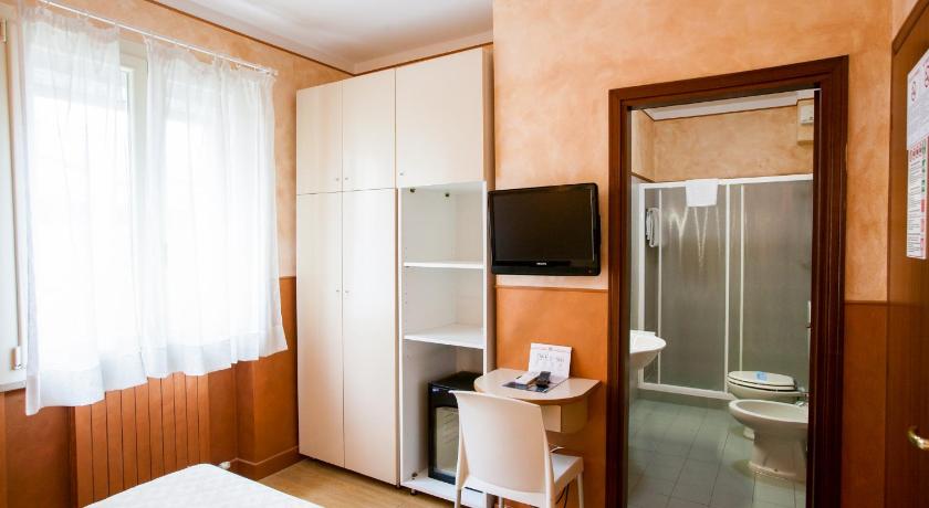 Фото: Двухместный номер эконом-класса (Economy Double Room) 8