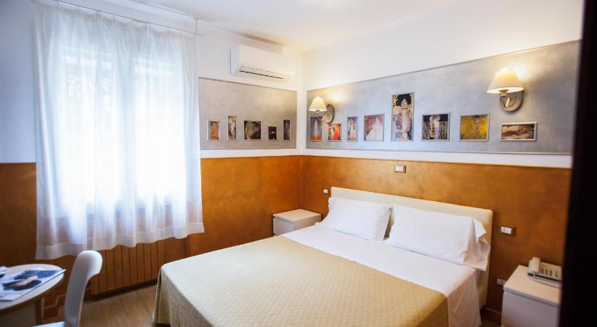 Фото: Двухместный номер эконом-класса (Economy Double Room) 2