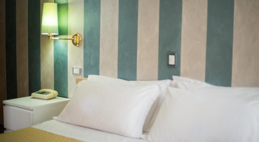 Фото: Классический одноместный номер с душем (Classic Single Room with Shower) 8