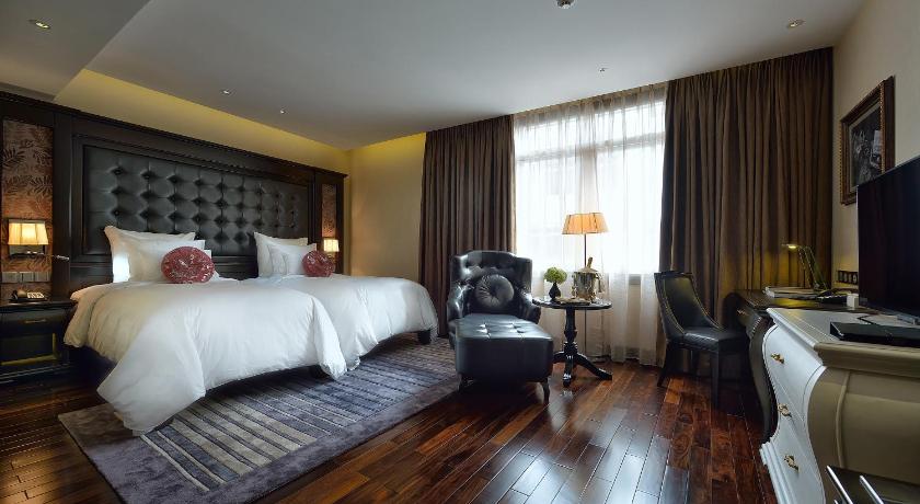 a bedroom with a large bed and a large window, Paradise Suites Hotel in Hạ Long