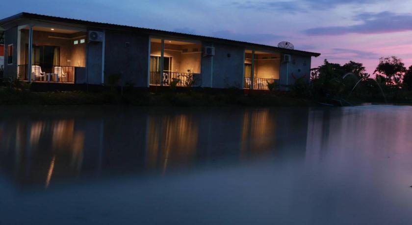 a large building with a view of the water, BN Resort in Uthai Thani