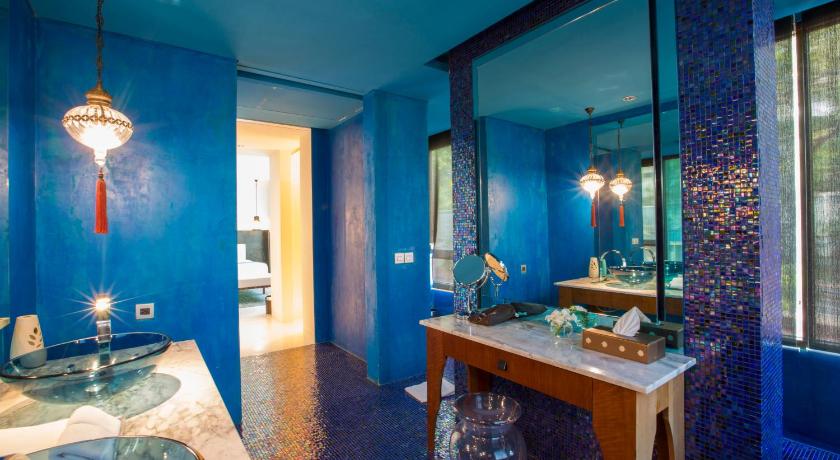 Image of Oceanfront Suite with In-Room Jacuzzi 2