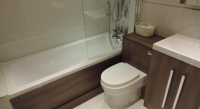 4 Bed Farnborough Air Accommodation photo
