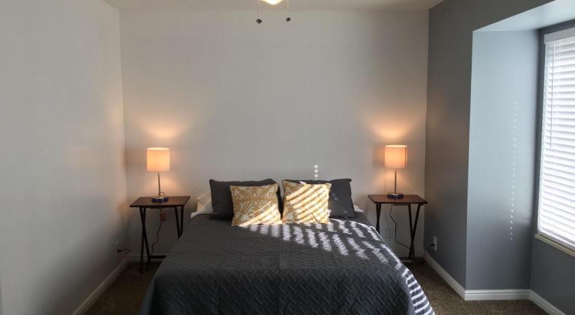 Large Room Near UVU &amp; BYU — Hotel in Orem (UT)