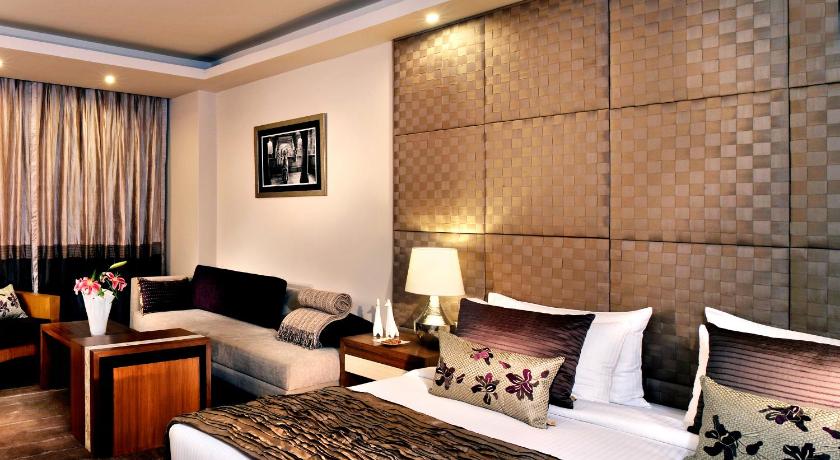 Udman Hotel BY FERNS N PETALS