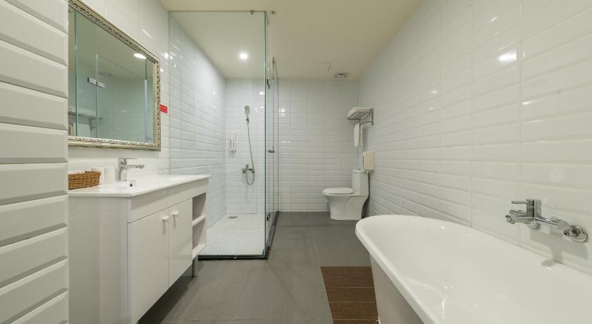 Image of Deluxe Quad Room City View 10
