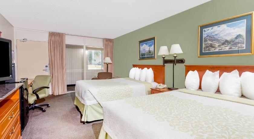 Days Inn by Wyndham Cedar Falls- University Plaza