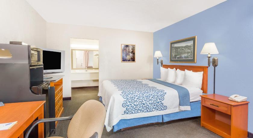 Days Inn by Wyndham Cedar Falls- University Plaza