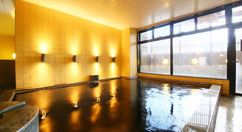 a bath room with a tub and a window, APA Hotel Chiba-Yachiyo-Midorigaoka in Chiba