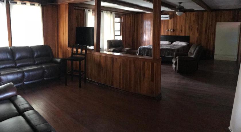 Image of Deluxe King Suite 2