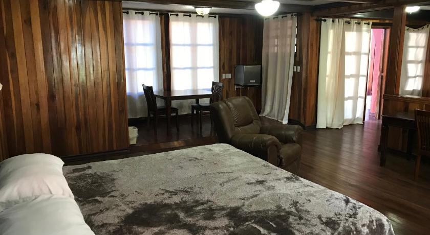 Image of Deluxe King Suite 1