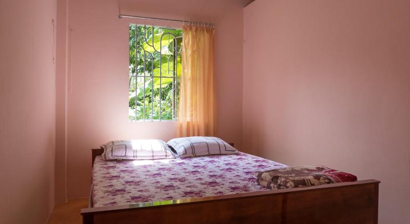 a bedroom with a bed and a window, Happy Homestay in Cao Lanh (Dong Thap)