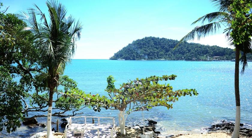 a beach with palm trees and palm trees, secret garden family house in Koh Chang