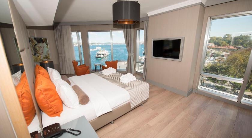 Image of Queen Suite with Sea View 0