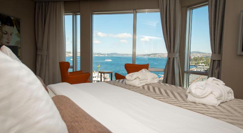Image of Queen Suite with Sea View 3