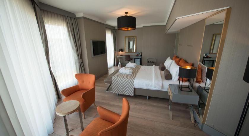 Image of Queen Suite with Sea View 5