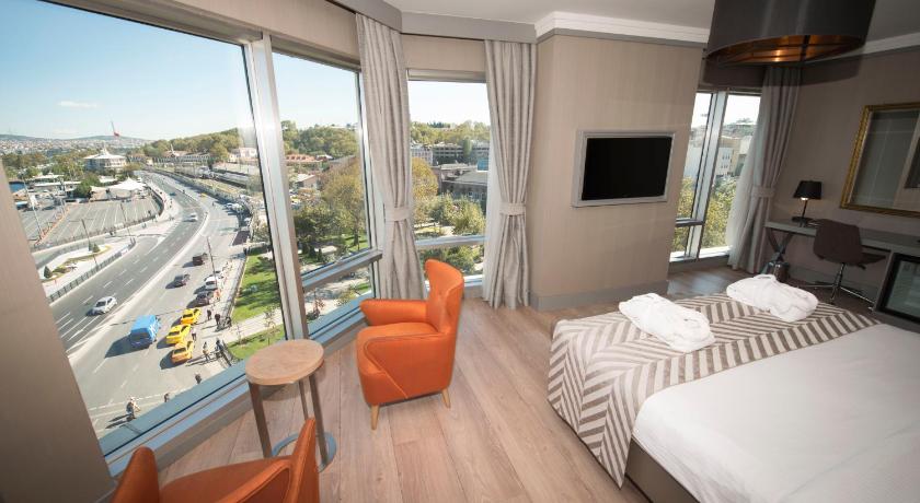 Image of Queen Suite with Sea View 10