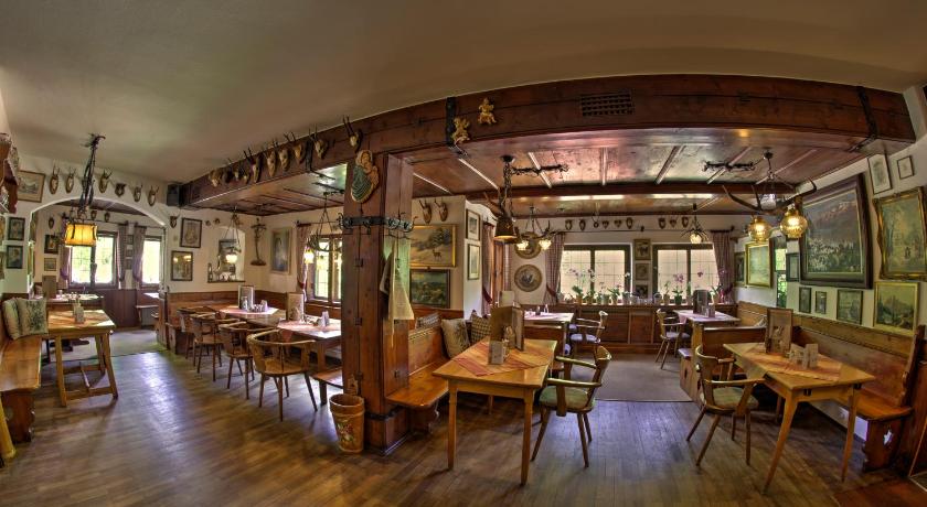 a dining room filled with tables and chairs, Wirtshaus und Pension Hocheck in Ramsau