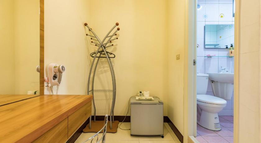 a bathroom with a toilet and a sink, Jia Xiang Lin Guan Hai Homestay in Penghu