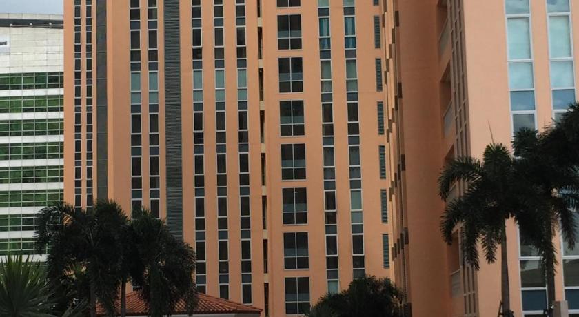 Venice Luxury Studio w/Balcony @McKinley Hill photo