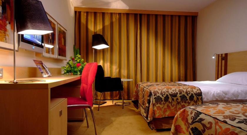 Szoba 2 külön ággyal - az utca felőli oldalon (Twin Room - Street Side) fotója 5