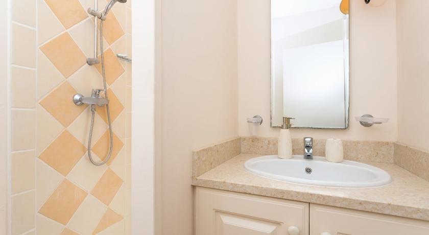Madame Vacances Domaine du Provence Country Club Service Premium photo