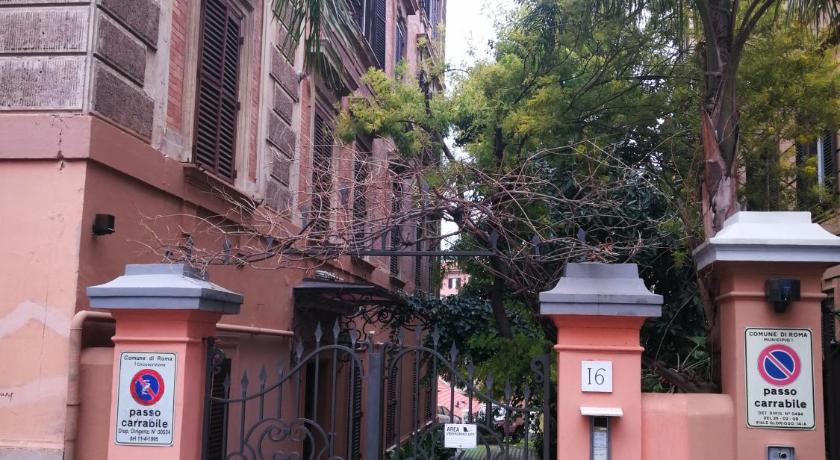 Trastevere luxury house photo
