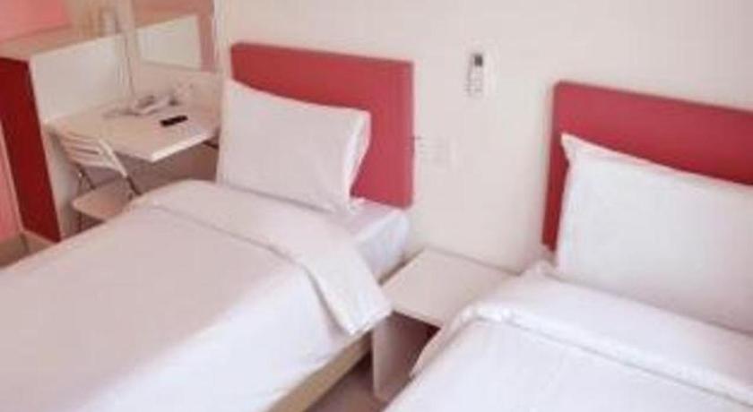 Image of Deluxe Twin 1