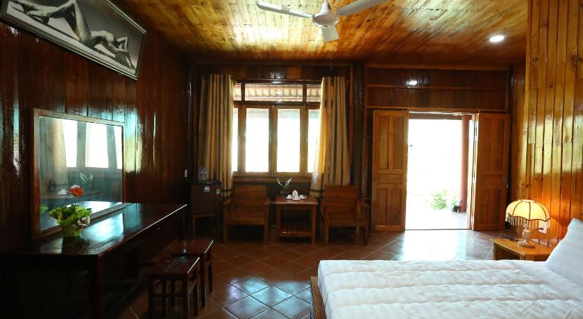 a bedroom with a bed and a table, Boutique Lodge Can Tho Homestay in Cần Thơ
