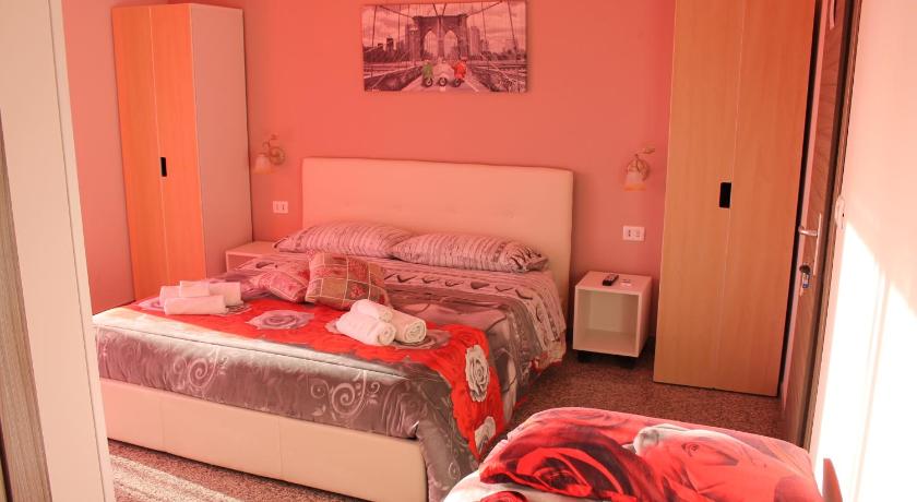 a bedroom with a bed and a desk, Charm Airport in Reggio Calabria