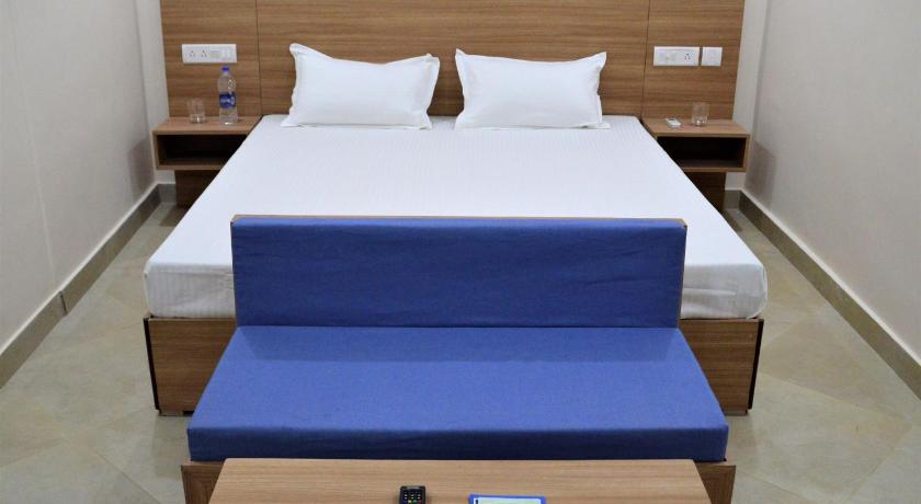 Image of Deluxe King Room Non-Smoking 9