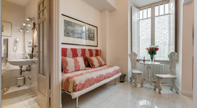 Image of Deluxe Double Room with Extra Bed 1