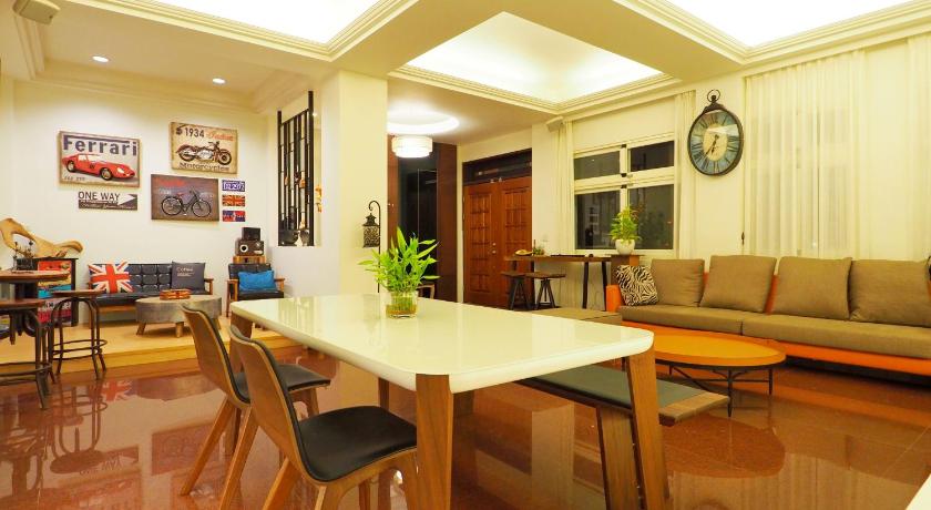 a living room filled with furniture and a table, Nature House Homestay in Yilan