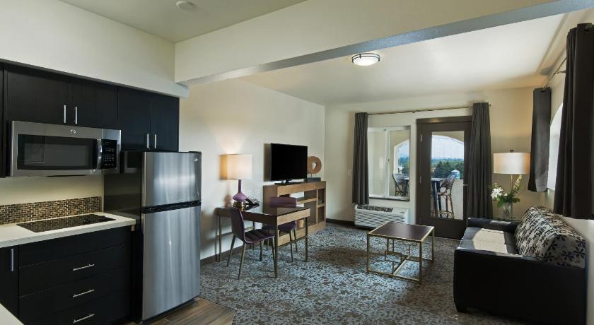 Oxford Suites Sonoma- Rohnert Park