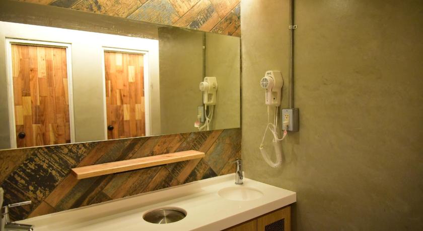 Image of Standard Twin Room with Shared Bathroom 2
