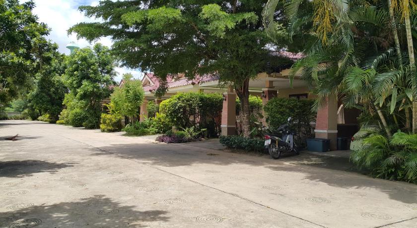Image of Bungalow with Garden View 3